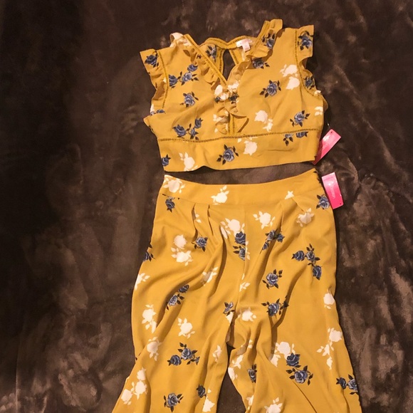 Crop top & High waisted bottoms - Picture 4 of 6